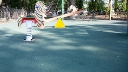 Резиновое покрытие уложили на детской площадке в Левокумском округе