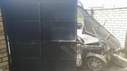 В Ставрополе автоледи на иномарке врезалась в ворота частного дома