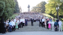 Лев Лещенко вместе хором исполнили государственный гимн в Пятигорске